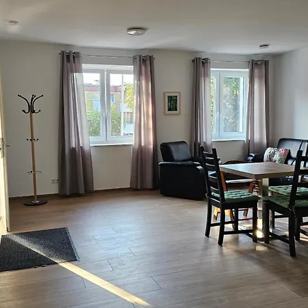 2zi In Schloss Neuhaus Mit Ladestation Fuer Elektroautos Apartment