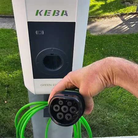 2zi In Schloss Neuhaus Mit Ladestation Fuer Elektroautos Apartment