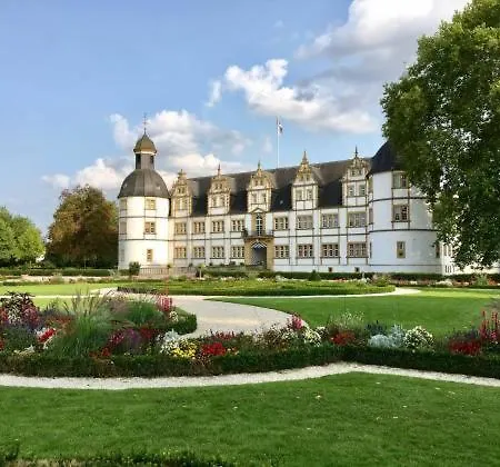 2zi In Schloss Neuhaus Mit Ladestation Fuer Elektroautos شقة *