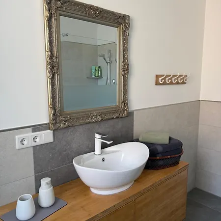 شقة 2zi In Schloss Neuhaus Mit Ladestation Fuer Elektroautos