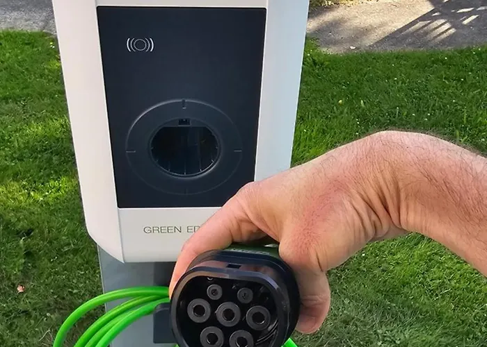 2zi In Schloss Neuhaus Mit Ladestation Fuer Elektroautos Lejlighed