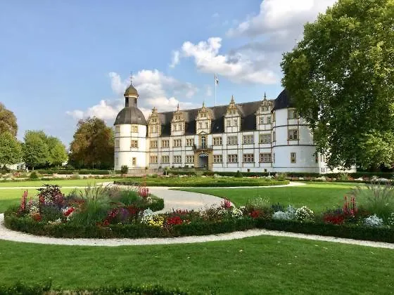 2zi In Schloss Neuhaus Mit Ladestation Fuer Elektroautos Lejlighed *