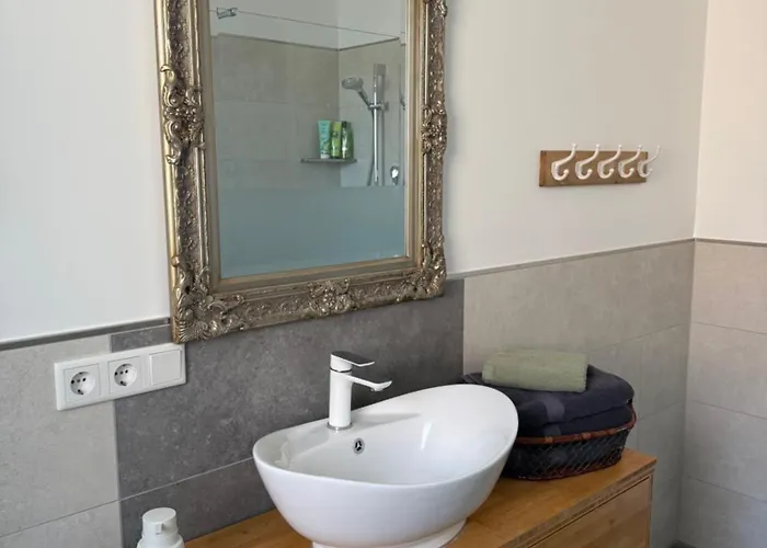 Lejlighed 2zi In Schloss Neuhaus Mit Ladestation Fuer Elektroautos